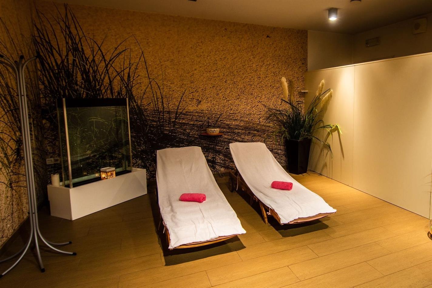 Zwei Saunas mit Chromotherapie und Massagebad bei Kerzenlicht und mit Sekt
